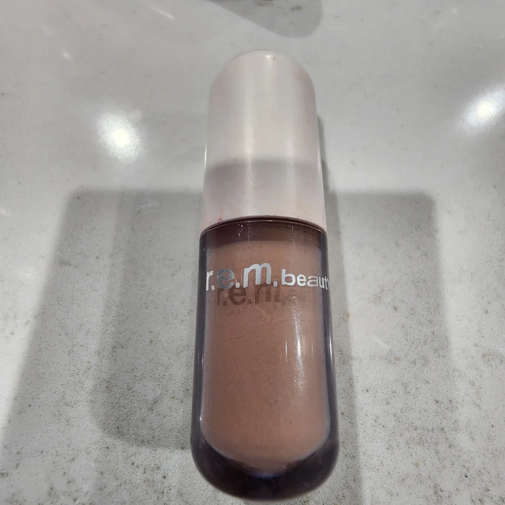 r.e.m. beauty Liquid Shadow Lot